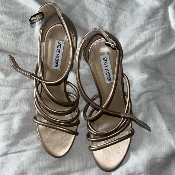Steve Madden barely worn straps heels. Perfect for an evening out - Picture 2 of 5